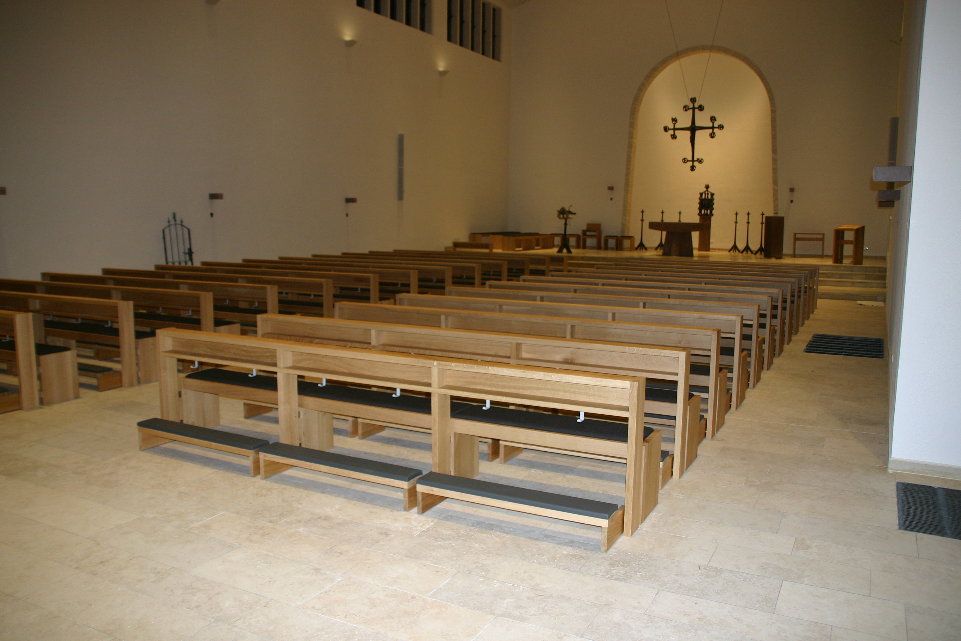 FÜR HISTORISCHE KIRCHENRÄUME - Gebrüder Hauser Kirchengestühl